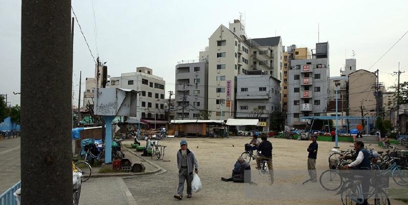 勇闯贫民窟的生存之道（揭秘贫民窟内的生存技巧与策略）
